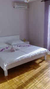 Postel nebo postele na pokoji v ubytování Apartments Katarina