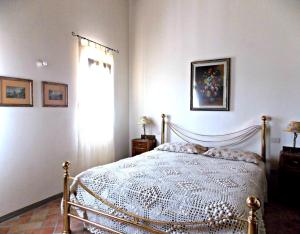 Schlafzimmer mit einem Bett und einem Fenster in der Unterkunft Casa Paola in Molino del Piano