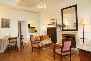 a living room with a couch and a table at Le jardin de L'Hippodrome in Chantilly