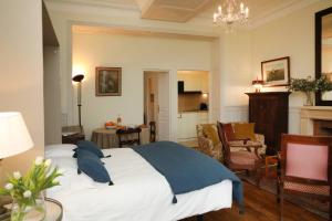a bedroom with a bed and a living room at Le jardin de L'Hippodrome in Chantilly