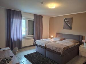 a bedroom with a bed and a window at Restaurant Zur Linde in Bergheim