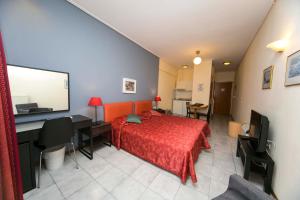 Apartment Hotel Athina tesisinde bir oda
