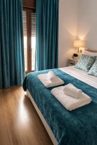 a bedroom with a bed with towels on it at Gav Remedios 20 in Ronda