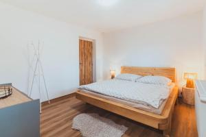 a bedroom with a bed with a wooden headboard at U Ztraceného potoka in Vápenná