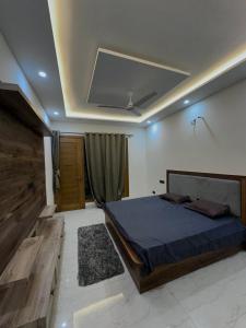 a bedroom with a bed and a ceiling at Hacienda napoles in Chandigarh Airport