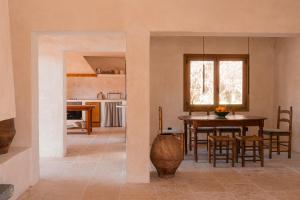 a kitchen and dining room with a table and chairs at Casa Valentina Ronda in Ronda
