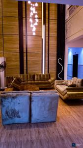 a room with a group of couches and a table at Enuana Hotel And Suite in Odobor
