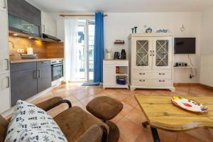 a living room with a table and a kitchen at Fewo Strandallee - Baabe in Baabe