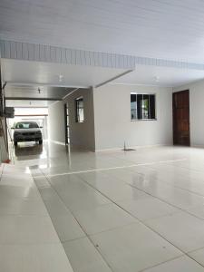 a empty garage with a car parked in it at Quarto Casal Com AR Condicionado e Banheiro Privativo in Guaíra