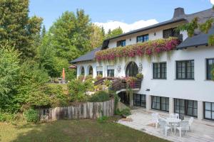 a white house with a table and chairs in the yard at Landhaus Deuber in Weismain