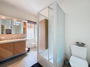 a bathroom with a toilet and a glass shower at Maison No Catiau - De Panne in De Panne +25 photos