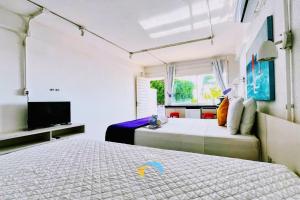 a bedroom with a large bed and a television at Saint Germain Kite Residence in Icaraí