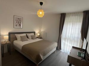 a bedroom with a bed and a window at DOMITYS - L'Elyme des sables in Neufchâtel-Hardelot