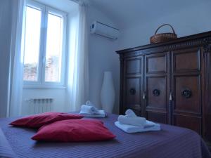 A bed or beds in a room at Between Termini & Colosseo
