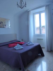 A bed or beds in a room at Between Termini & Colosseo