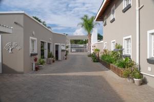 um pátio de uma casa com plantas e uma entrada em Firwood Lodge em Pretoria