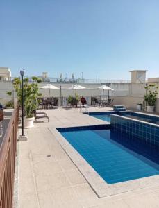 a swimming pool on the roof of a building at Apartamento completo e confortável em Duque de Caxias in Duque de Caxias