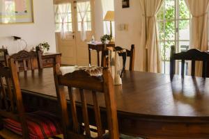 ein Esszimmer mit einem Holztisch und Stühlen in der Unterkunft Finca La Vertiente in El Encón