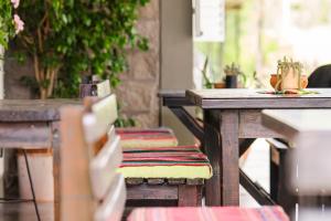 ein Tisch mit zwei Stühlen und ein Tisch mit einem Tisch sidx sidx in der Unterkunft Finca La Vertiente in El Encón