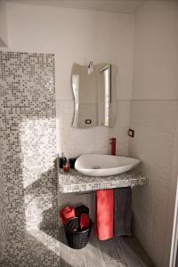 uma casa de banho com um lavatório e um espelho em Maison Dora 10 em Turim