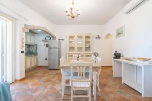 a kitchen and dining room with a table and chairs at Hotiday Villa Porto Rotondo in Porto Rotondo