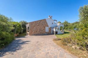 an external view of a house with a driveway at Hotiday Villa Porto Rotondo in Porto Rotondo