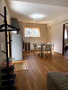 a kitchen and dining room with a table and chairs at 竹の宿b湖まで徒歩4分の好立地最大7人宿泊可能 in Fujikawaguchiko