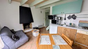 eine Küche mit Sofa und Tisch in einem Zimmer in der Unterkunft Basse roche in Meuzac + 9 Fotos