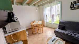ein Wohnzimmer mit Sofa und Tisch in der Unterkunft Basse roche in Meuzac
