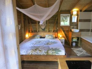 a bedroom with a bed in a wooden house at Cabane Autentikaz in Saint-François