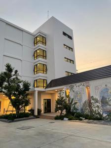 a large white building with a building at Pinotel Prachuap - โรงแรมพิโนเทล ประจวบ in Prachuap Khiri Khan