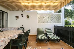 a patio with a table and chairs and a window at Balconera 104 in Novo Sancti Petri