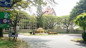 un parque con una fuente en medio de una calle en A Famosa Resort Melaka en Melaka