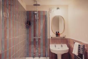 a bathroom with a sink and a shower and a mirror at The Fountaine Inn in Linton +35 photos