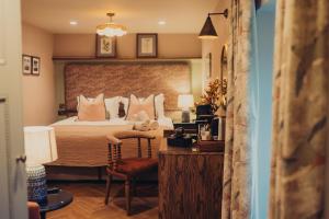 a bedroom with a bed and a desk with a chair at The Fountaine Inn in Linton