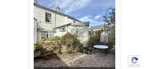 a view of the backyard of a house at Snowdrop Cottage in Totnes