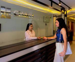 two women are standing at a cash register at Hotel Chimu in Trujillo