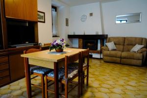 a living room with a table with flowers on it at La casa dei Percy in Varenna