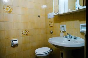 a bathroom with a sink and a toilet at La casa dei Percy in Varenna