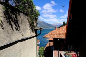 a view of a body of water from between two buildings at La casa dei Percy in Varenna