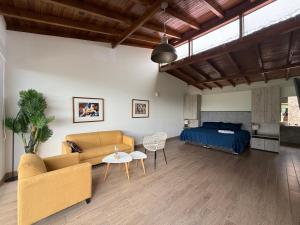 a living room with a couch and a bed at Ranch Pachacamac in Pachacamac