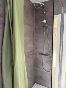a shower with a green shower curtain in a bathroom at WG-Zimmer-Monteurzimmer-Ferienwohnung bis 10 Personen in Aldenhoven +39 photos