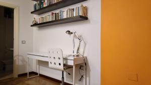 una scrivania con lampada e libri su un muro di La Ciammarica a Sulmona