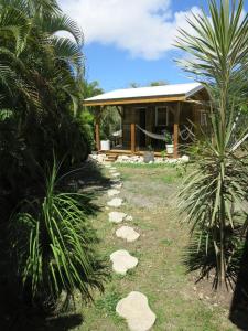a path leading to a house with a building at Cabane Autentikaz in Saint-François