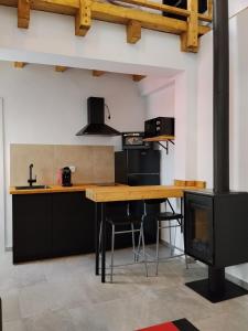 a kitchen with a wooden table and a stove at Apartamento Catalina in Algodonales