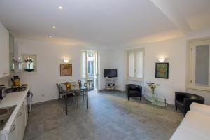 a kitchen and living room with a table and chairs at Il Borgo Monolocali in Bellagio
