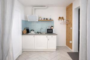 a small kitchen with a sink and a microwave at Zakopiański klimat w sercu Lubelszczyzny, klimatyzowane in Okszów