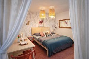 a small bedroom with a bed and a table at Zakopiański klimat w sercu Lubelszczyzny, klimatyzowane in Okszów