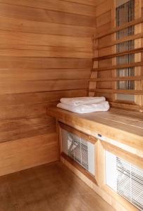 a room with a sauna with wooden walls at Prive rustplek op de Veluwe met jacuzzi in Ermelo