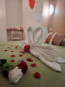 a bed with a swan made out of red roses at La Suite Balinaise in Quimper